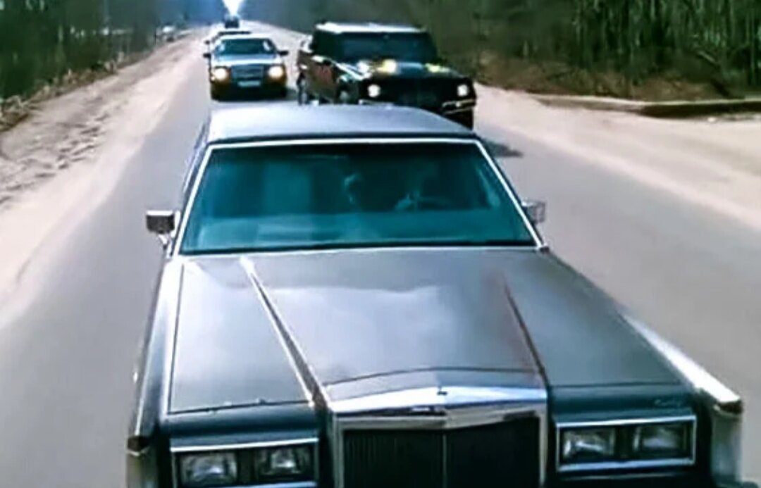 Lincoln town car из бригады. Lincoln town car космоса из бригады. Линкольн космоса из бригады. Какая машина была в бригаде у космоса. Какая машина была в бригаде у космоса.
