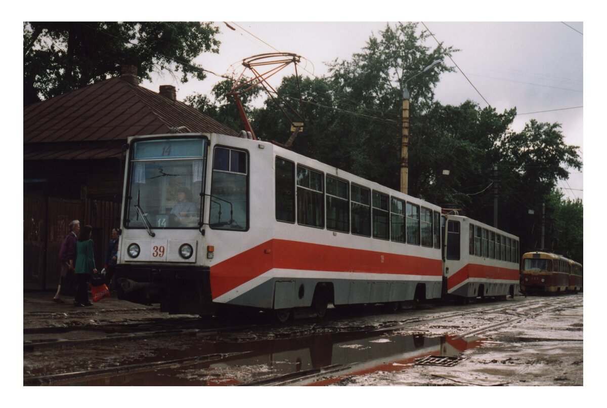 Состав из вагонов КТМ71-608К на ул. Коминтерна, 1994 год, фото из коллекции А. Оландера