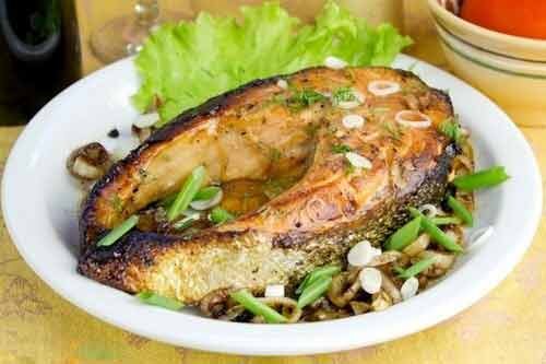 Жареный чир под сливочным соусом