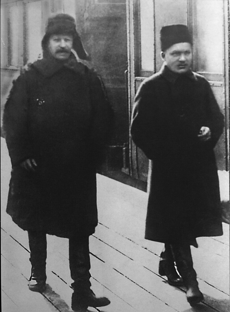 Сталин и Киров на перроне Ленинградского вокзала в Москве. 1928