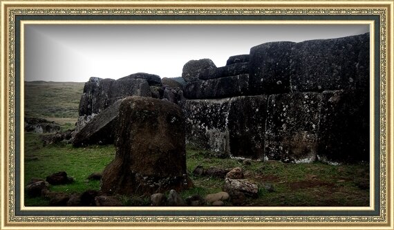 ...Моаи возле "аху"...