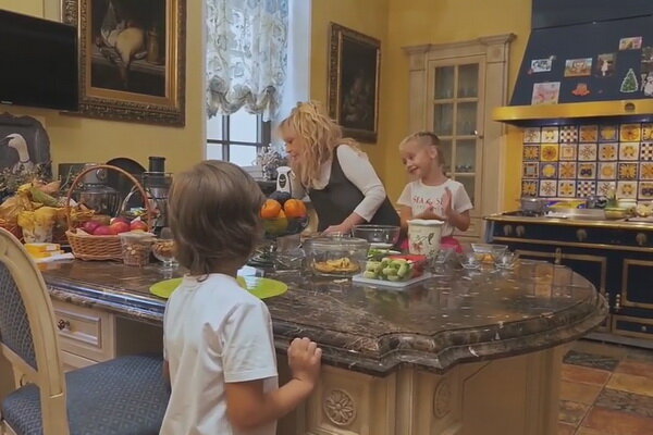 Семейная идиллия звёзд или кто на кухне главный - Пугачёва и Галкин с детьми...