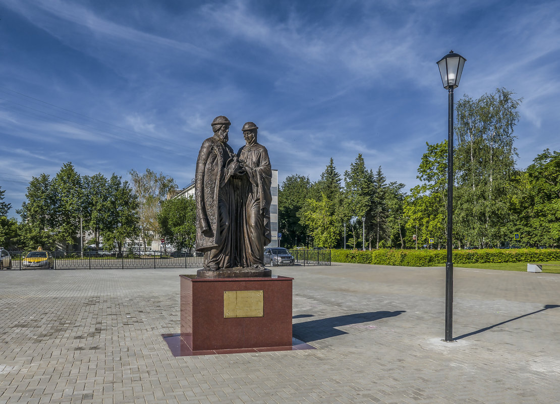 Памятник Петру и Февронии в г. Конаково.