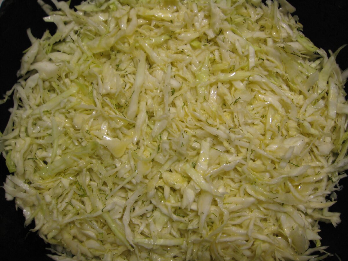 Солянка с капустой и картошкой. Как резать капусту на солянку. Как нарезать капусту для солянки. Резать капуста на Бигус. Солянка с картошкой и капустой на сковороде