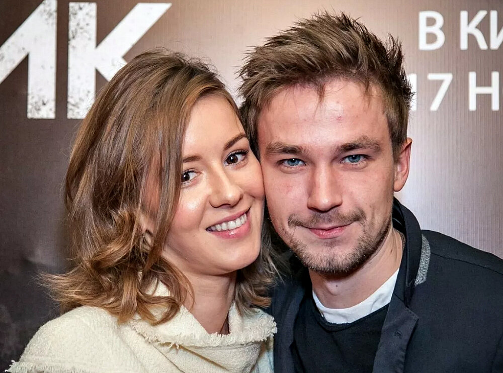 В 2017-м он и Ира Старшенбаум объявили о помолвке. Но вместо свадьб в 2019-м - разрыв.