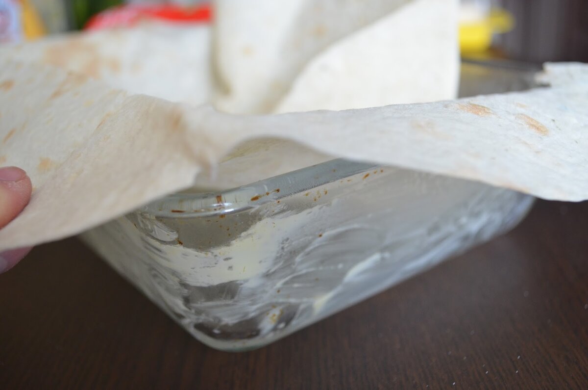 Накрываю вторым листом лаваша и проделываю то же самое для всех остальных слоем