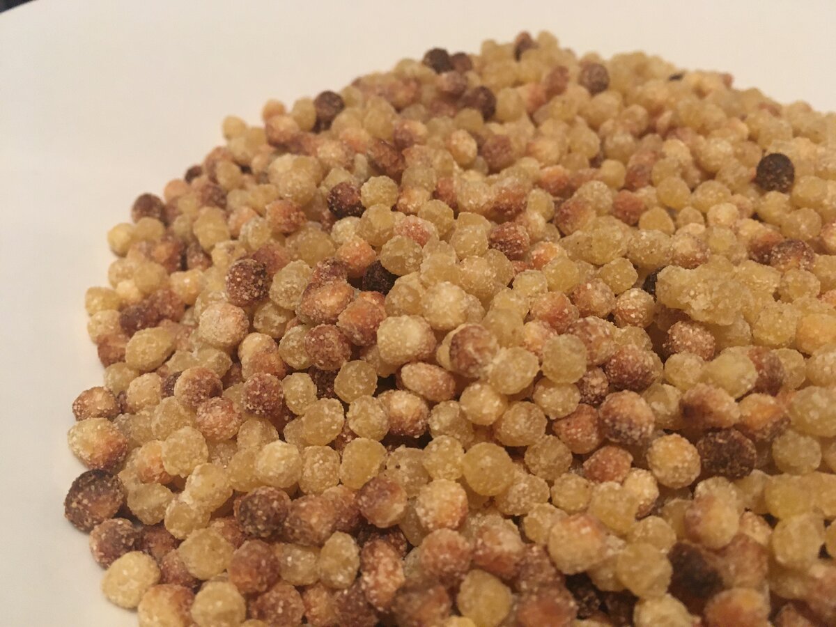 Фото: Piano Piano (вот как выглядит fregola, которую я привезла с Сардинии и на днях приготовила, но размер и цвет шариков бывают разными)