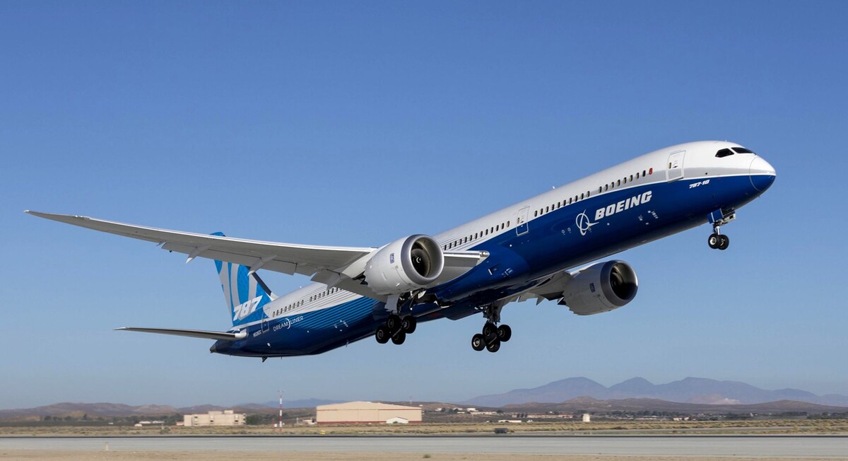 Впервые в современной истории Boeing в течение года поставил широкофюзеляжных самолётов вдвое больше, чем узкофюзеляжных. А лидером среди модельных семейств стала линейка B787 Dreamliners