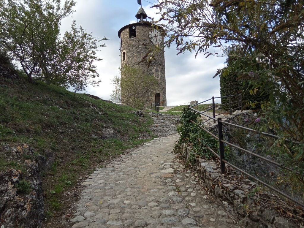 Как живется современным французам в Лангедоке в средневековых домах-башнях