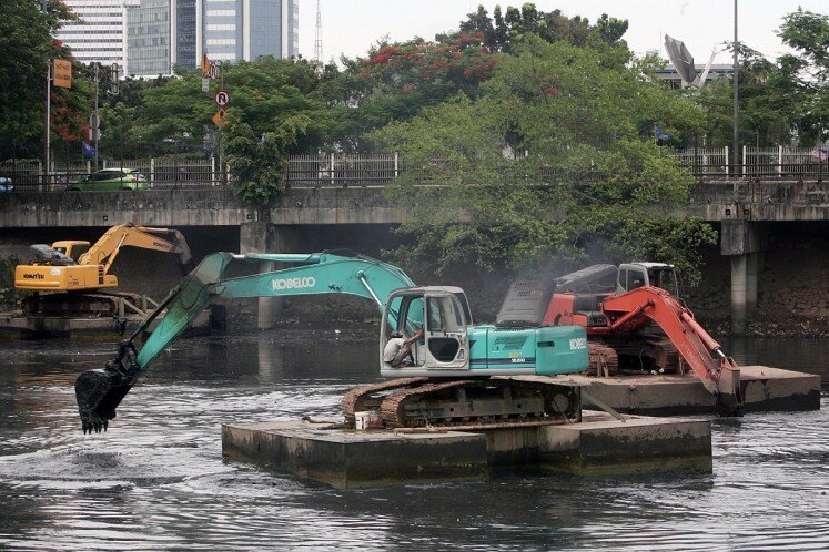 Очистка рек с помощью экскаватора в Джакарте. Ресурс: Thejakartapost.