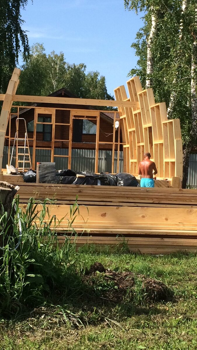 Ростут стены первого этажа.