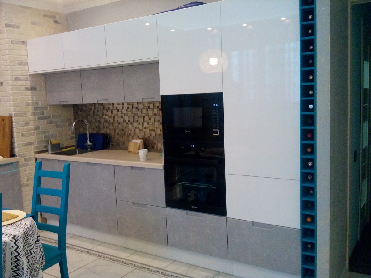 Пара "экскурсионных"  фотографий. Обеденная зона, плита, мойка и зона хранения.