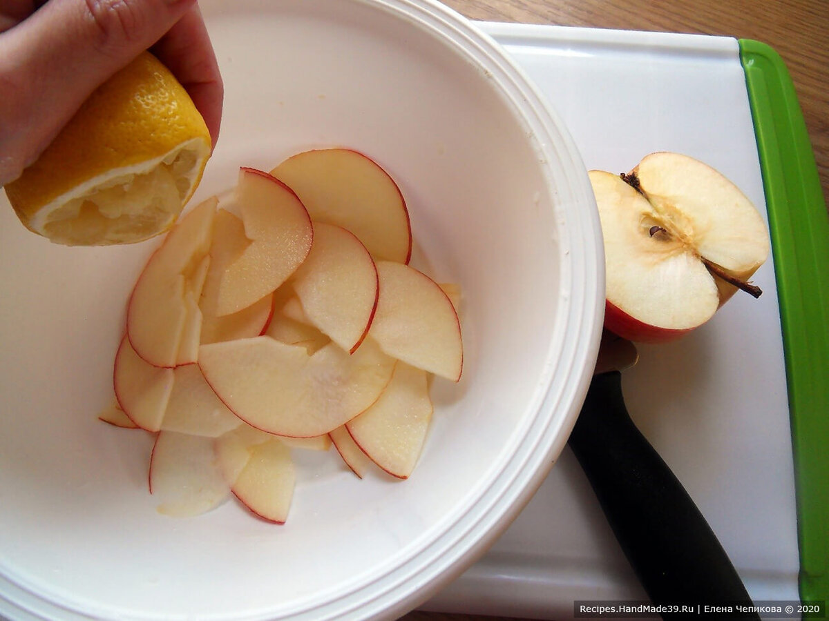 Как нарезать яблоки для шарлотки