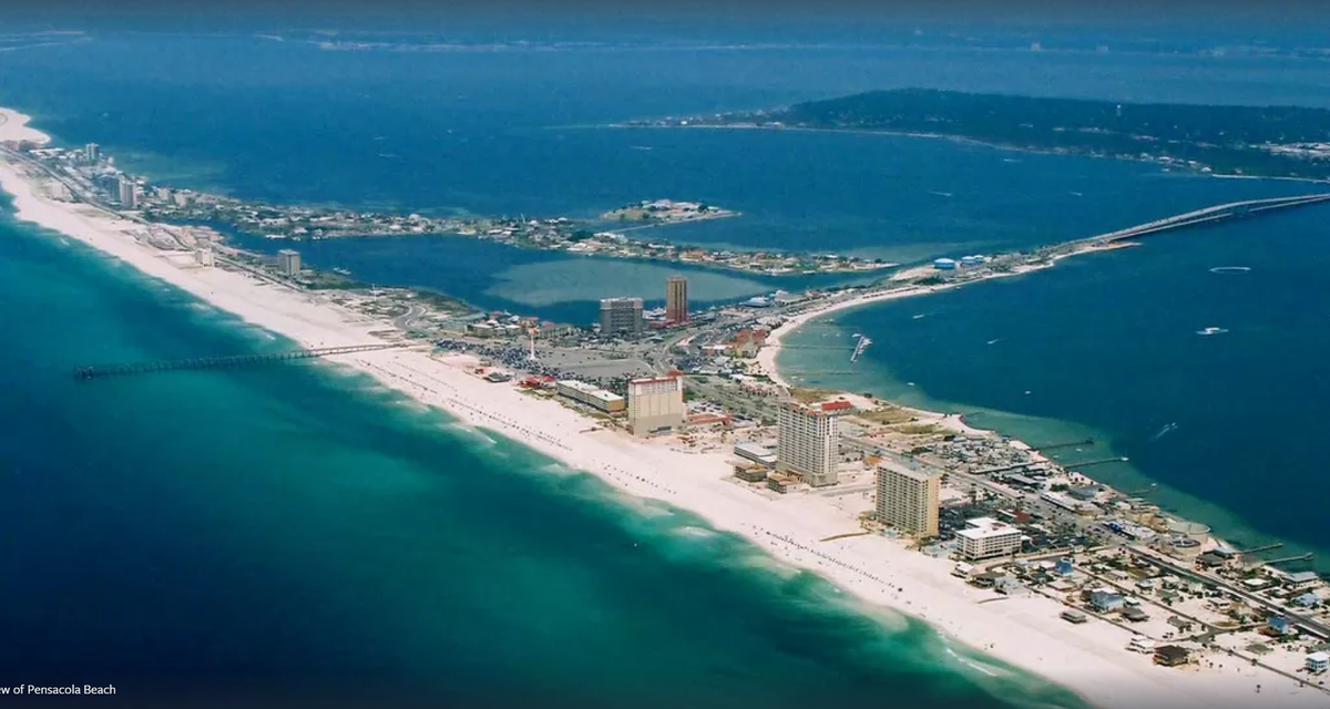 Pensacola Beach, FL, USA Расположение  Pensacola Beach таково, что ураганы явление регулярное.