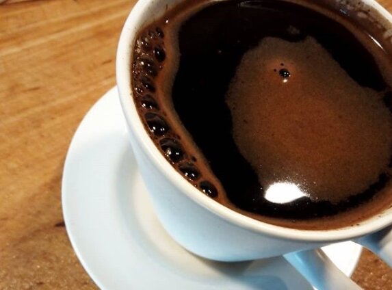 Крепкий, тёмный, в маленькой чашке... эспрессо.