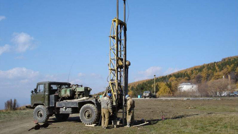  В России все пользователи недр, в том числе подземных вод, должны получить соответствующую лицензию. С 2019 года федеральное законодательство упростило оформление разрешения на скважину для садовых товариществ (СНТ). Как подмосковным дачникам легально использовать имеющуюся или пробурить новую скважину, читайте в материале.

