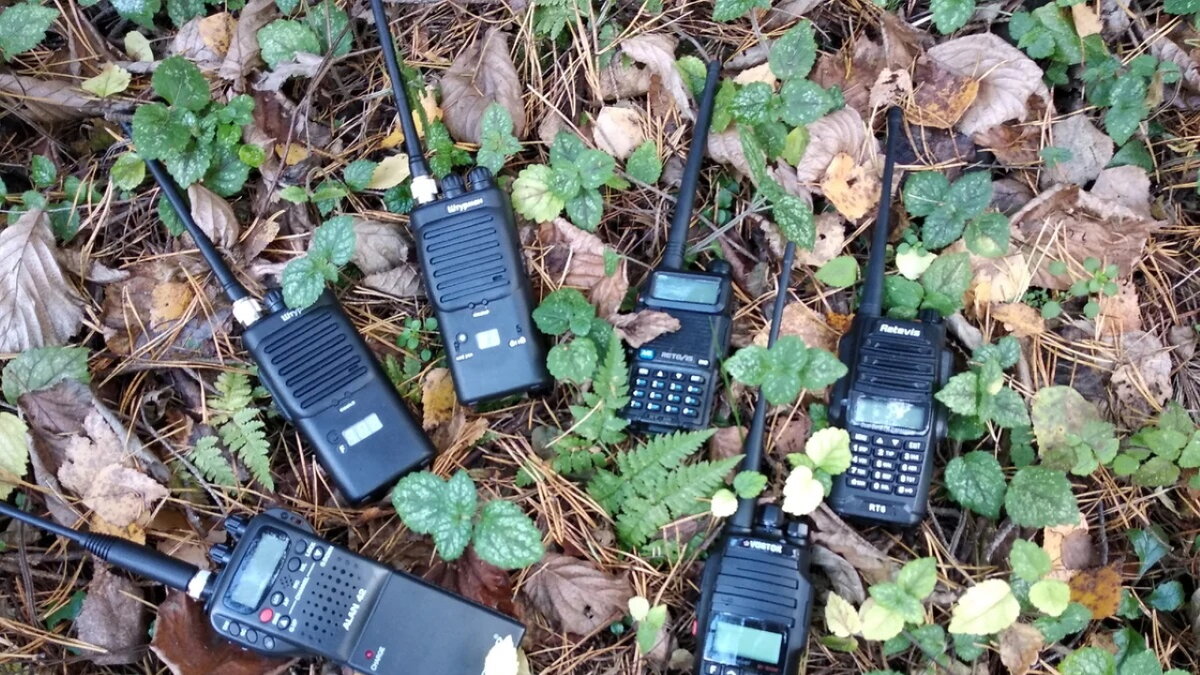 Тест работы в лесу раций разных диапазонов частот - 27 МГц, 136-174 МГц, 400-520 МГц