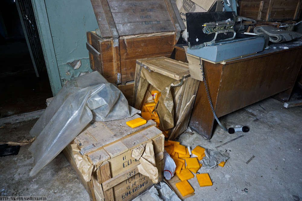 Найденные внутри заброшенного бомбоубежища коробки оказались полными. Показываю свои находки
