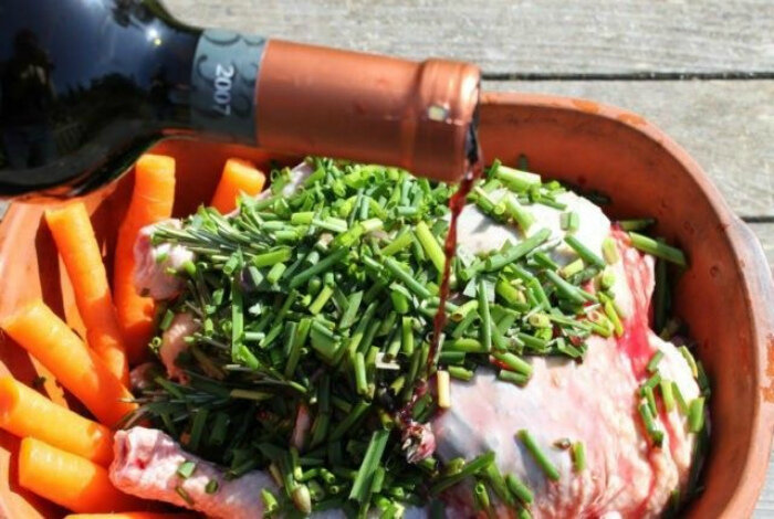 Вино для приготовления.

Вино можно использовать не только, чтобы пить, но и при приготовлении блюд. Добавляя этот благородный напиток в традиционные блюда, можно добиться совершенно поразительного результата. Стоит отметить, что алкоголь прекрасно расщепляет жиры, а значит, может использоваться для приготовления любых блюд, начиная от маринада, заканчивая пассировкой овощей. Кроме того, красное и белое вино отлично сочетается практически со всеми продуктами, помогая лучше раскрыть их вкус и аромат.