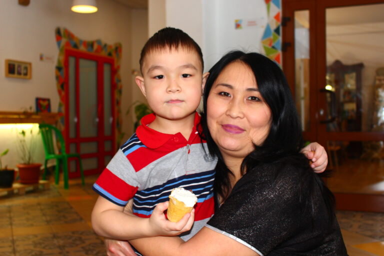  В России, по неофициальным данным, около 180 тыс. паллиативных детей, ежегодно от неизлечимых болезней умирает около 14 тыс. детей. Несколько лет назад в стране стали появляться детские хосписы, а специалисты заговорили о необходимости системных изменений. В Омске хоспис «Дом радужного детства» начал работу год назад. Его создатели поставили перед собой сложную задачу - абилитацию и реабилитацию тяжелобольных детей. Чтобы помочь маленьким омичам используют всевозможные методики. И даже - новые научные разработки. Сегодня в детском хосписе на базе Центра помощи детям «Радуга» принимают непростых подопечных - с задержкой психоречевого развития, ДЦП и другими сложными диагнозами. Известно, что эти болезни не поддаются полному излечению, но с помощью грамотной реабилитации можно улучшить состояние, сделать жизнь комфортнее, социализировать ребенка и его семью в обществе. 
