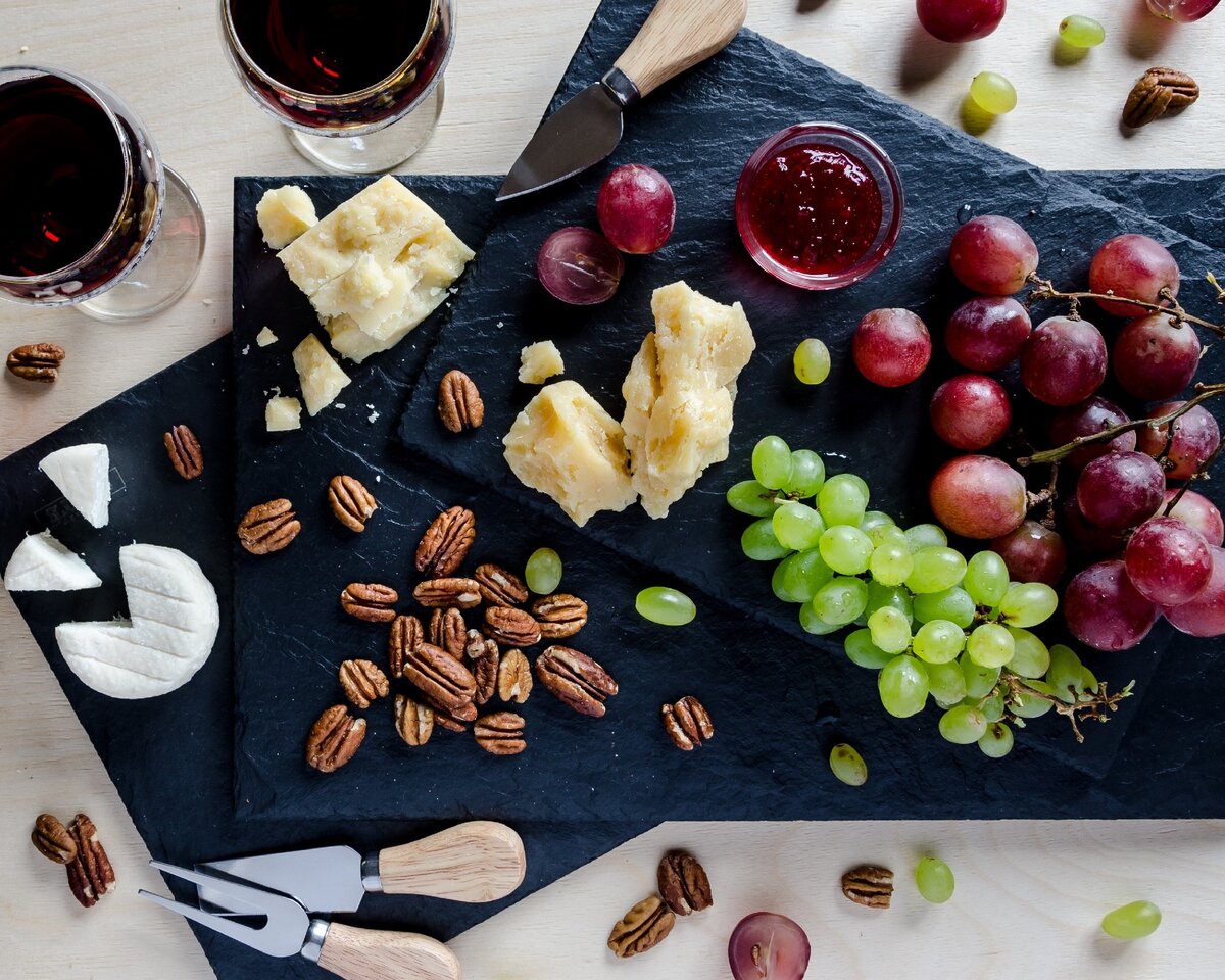 Вариант оформления сырной тарелки 