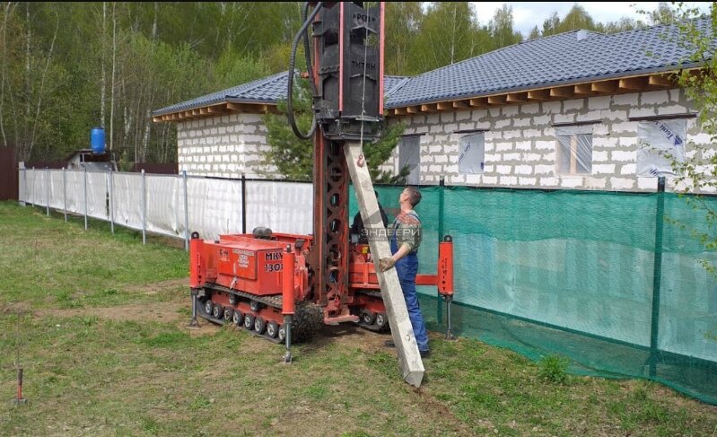 Фундамент из забивных свай для каменного дома на склоне. В чем его плюсы