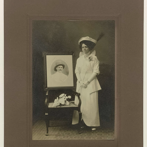 Женитьба на перчатке. Фото из коллекции государственного музея Нидерландов. Приблизительно 1900 год. http://hdl.handle.net/10934/RM0001.COLLECT.265379