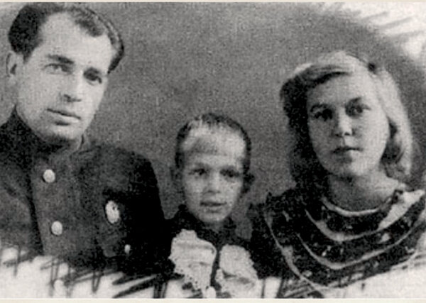 Владимир Балон с родителями. Источник: mydinasty.com