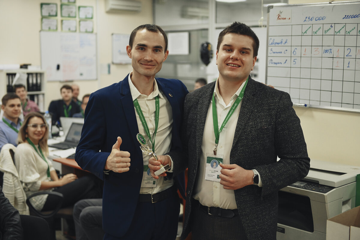 Сергей Ярухин - директор Центра Недвижимости "РК" (справа) и Артем Сарасеко - специалист отдела коммерческой недвижимости (слева).