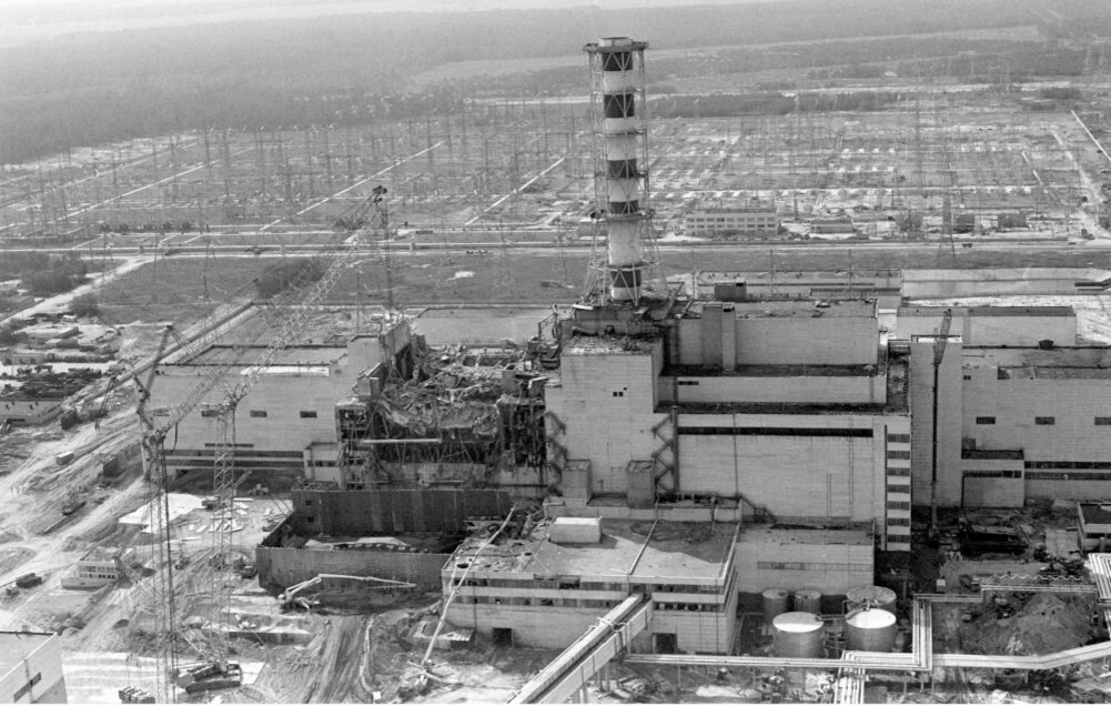 Фото ЧАЭС со стороны поврежденного энергоблока 