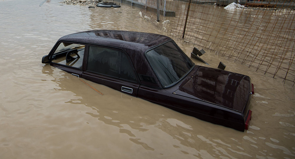 Утопленная авто (источник az.sputniknews.ru)