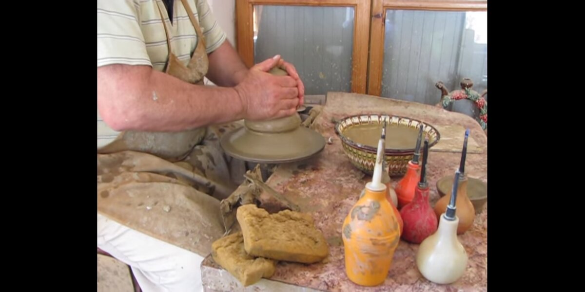 
Сергей показывает ,как начинается создание дву-обьемной вазы