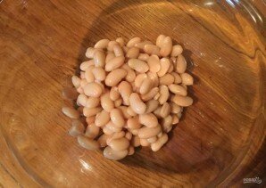 Фасоль у меня белая. Достаю баночку из холодильника. Открываю её, сливаю жидкость и выкладываю фасоль в миску