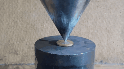 Пресс выдавил монету