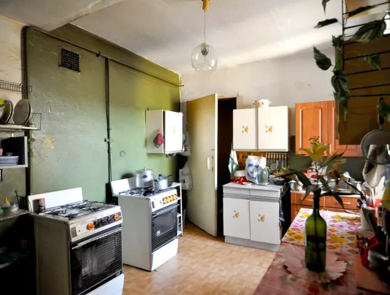 Не хочу постить фото из реальной жизни, сорян. Планировка чем-то похожа