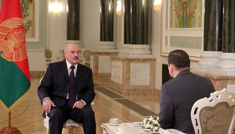 Пару дней назад о вреде самоизоляции Лукашенко рассуждал в интервью. И говорил, почему Беларусь не вводит такие меры. Данное интервью есть в свободном доступе. Фото: ОТР