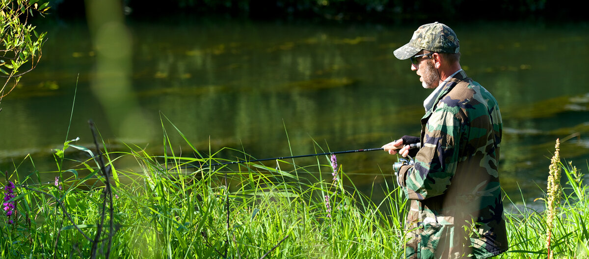 Обычные условия ловли на обычной речке. Кругом помехи – в воде и на берегу.