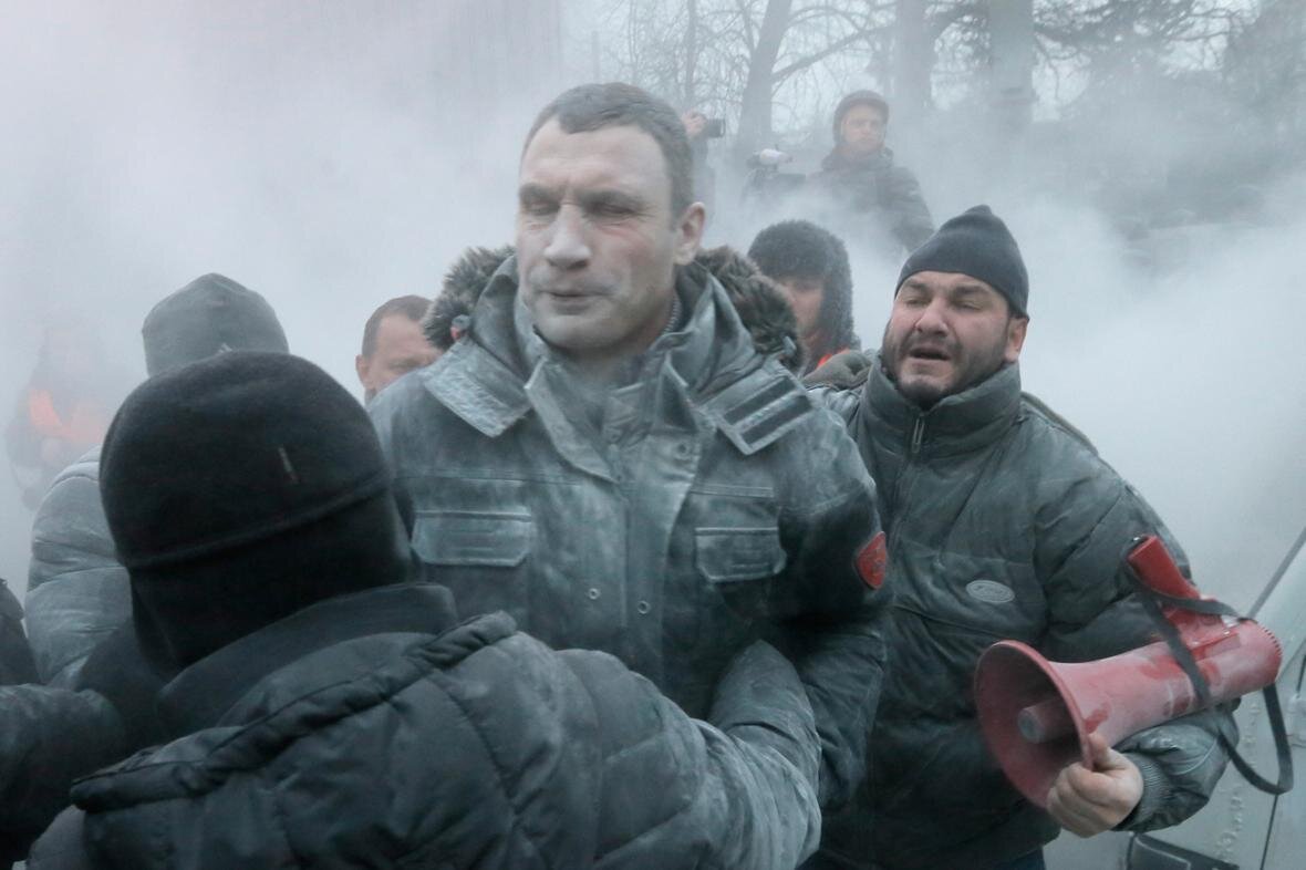 Яндекс.Картинки ( Виталия Кличко на Майдане окатили из огнетушителя. Эффект очень схож, с разницей лишь использованных видов огнетушителей) 