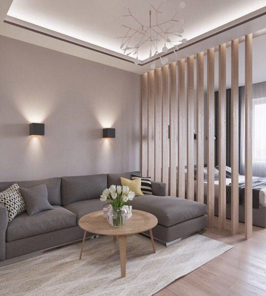 Зонирование комнаты с помощью деревянных колонн.