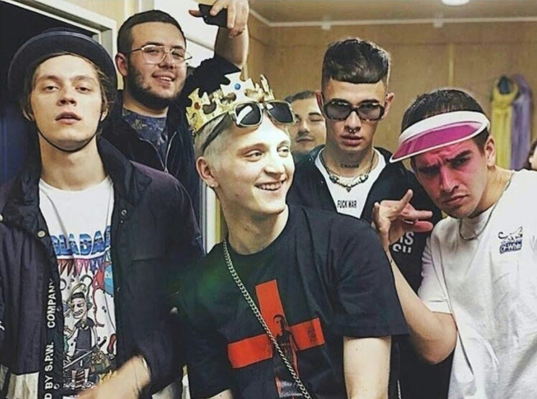 Слева-направо: OG BUDA, Magnum Opus, Платина, OBLADAET, Feduk и Dj Ekler на заднем плане