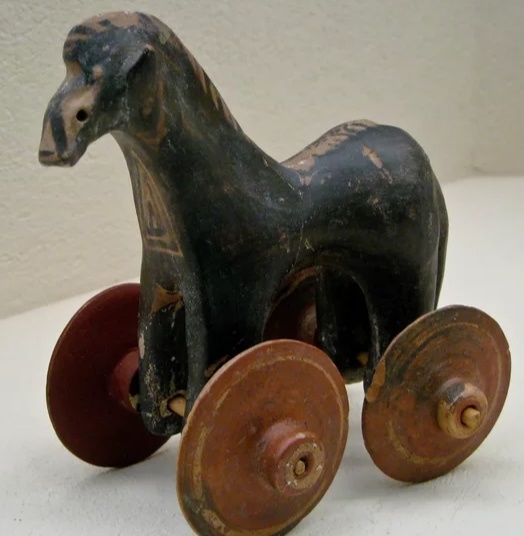 Лошадка на колёсах. Древняя Греция, Керамик 950—900 до н. э.(фото yandex.ru)