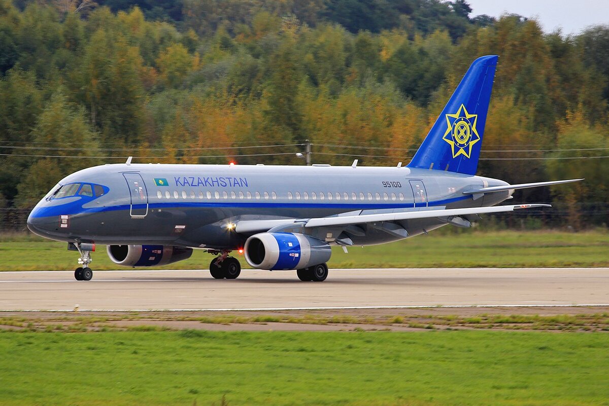 Сухой суперджет 100. Сухой Джет 100. SSJ-100 самолет. Супер Джет 100 самолет.