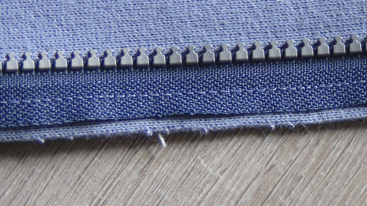 Укоротить молнию тракторную снизу чтобы укоротить пальто. Потайная молния в открытый шов. Способы вшивания молнии. Как разрезать молнию. Укоротить молнию снизу.