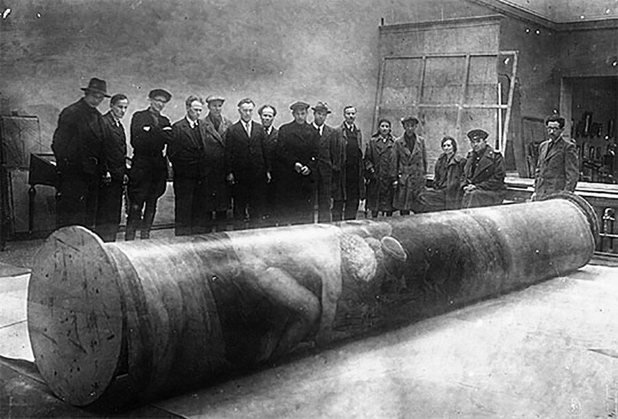 Распаковка картины Александра Иванова «Явление Христа народу» в 1944 году. Третьяковская галерея