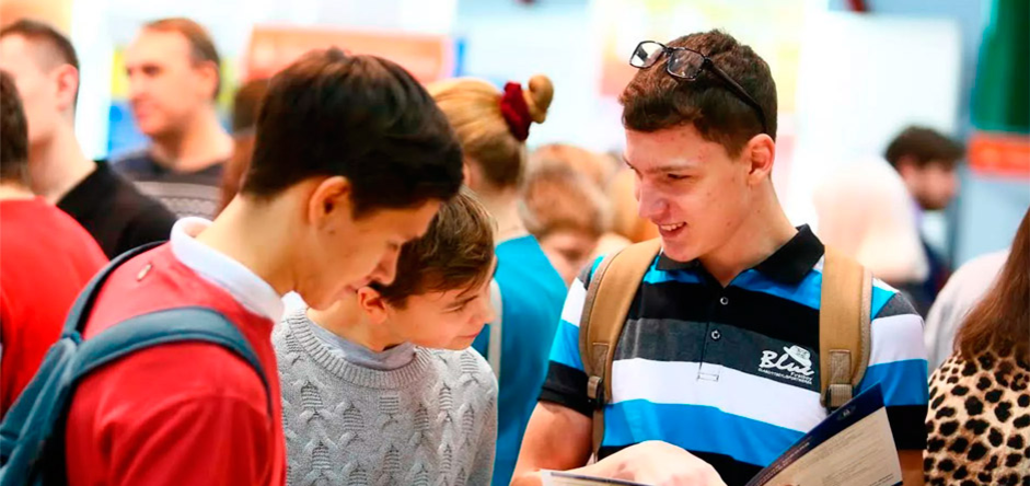 студенты в вузе. радостные выпускники. студенты в вузе. идти в университет. люди после колледжа.