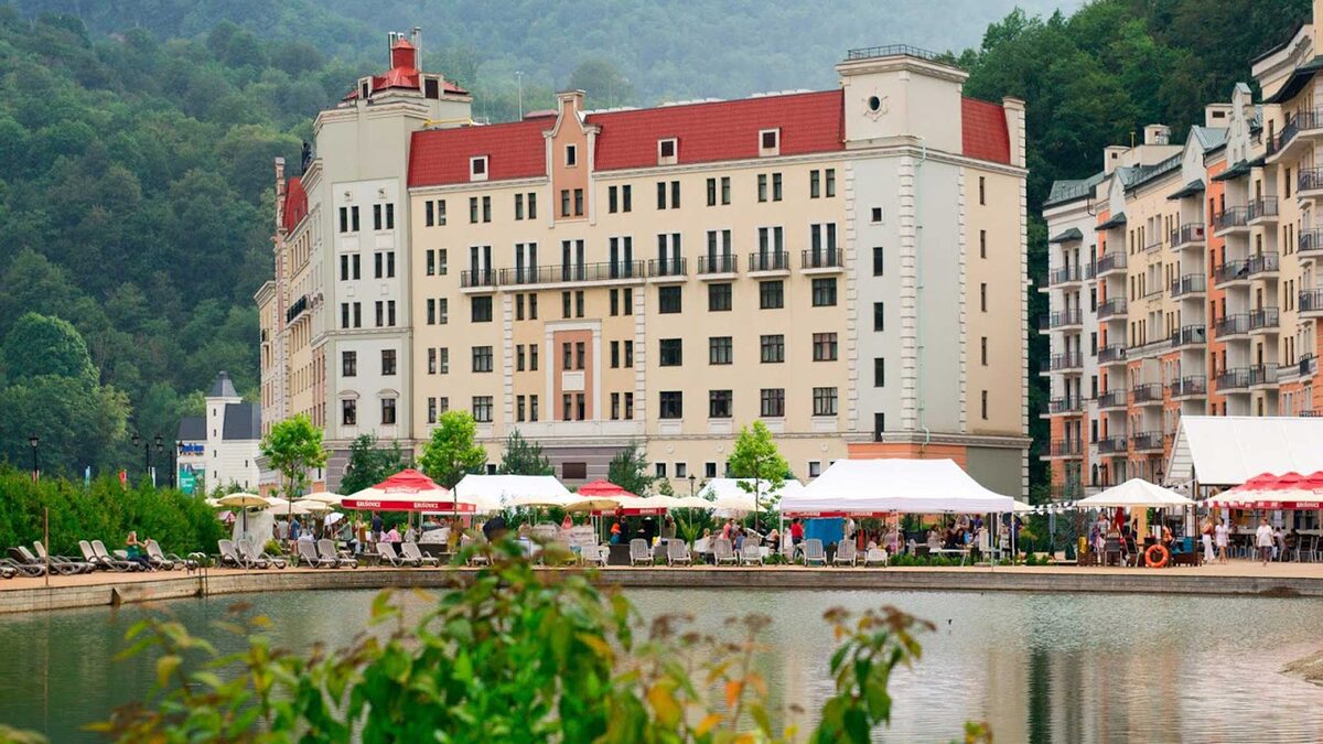 От отелей к морю регулярно ездят автобусы, но можно искупаться и в высокогорном озере: и пляж, и шезлонги тут есть.