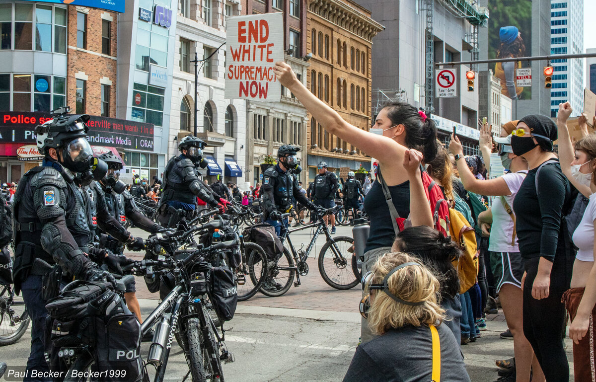 Самое страшное, что некоторые белые американцы так же протестуют