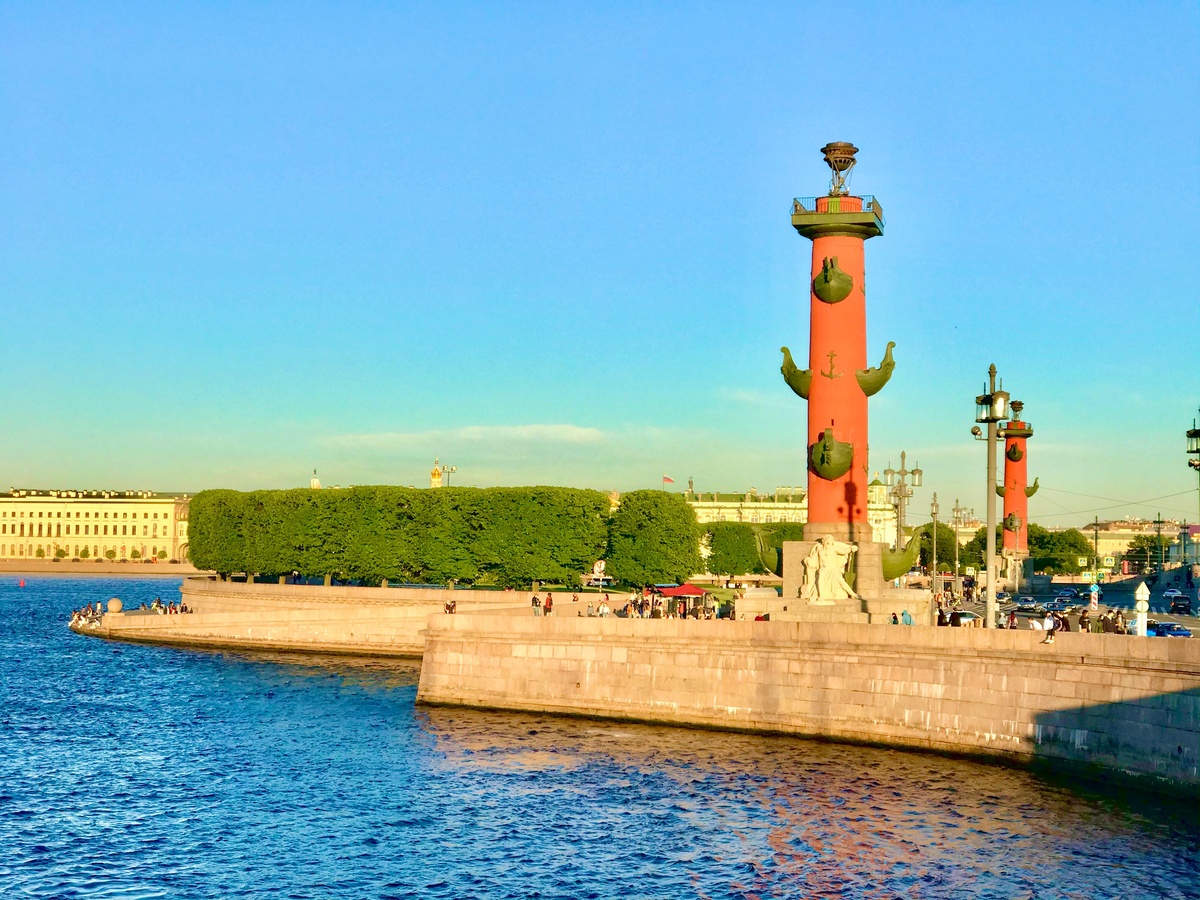 Ростральные колонны в лучах закатного солнца. Фото автора.