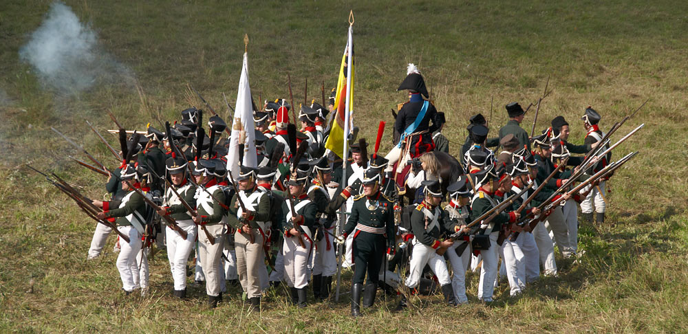 Русская пехота в каре, реконструкция. Правда во времена его применения, каре было в разы больше)