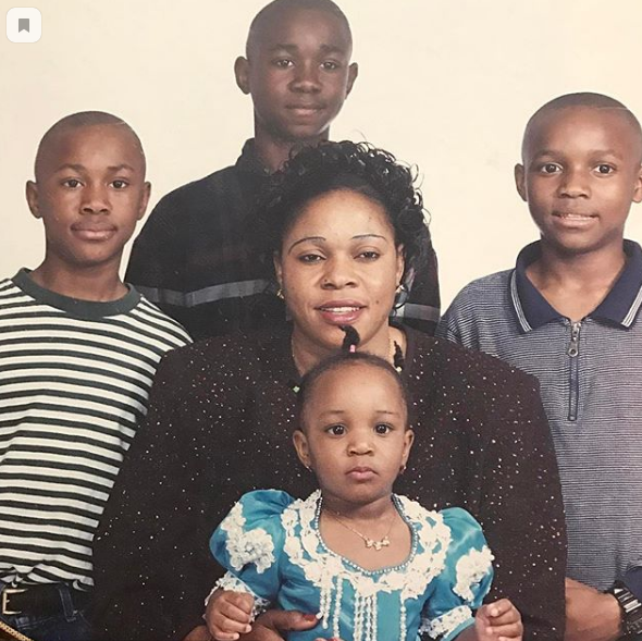 Семья Усман: слева Мохаммед, справа Камару.